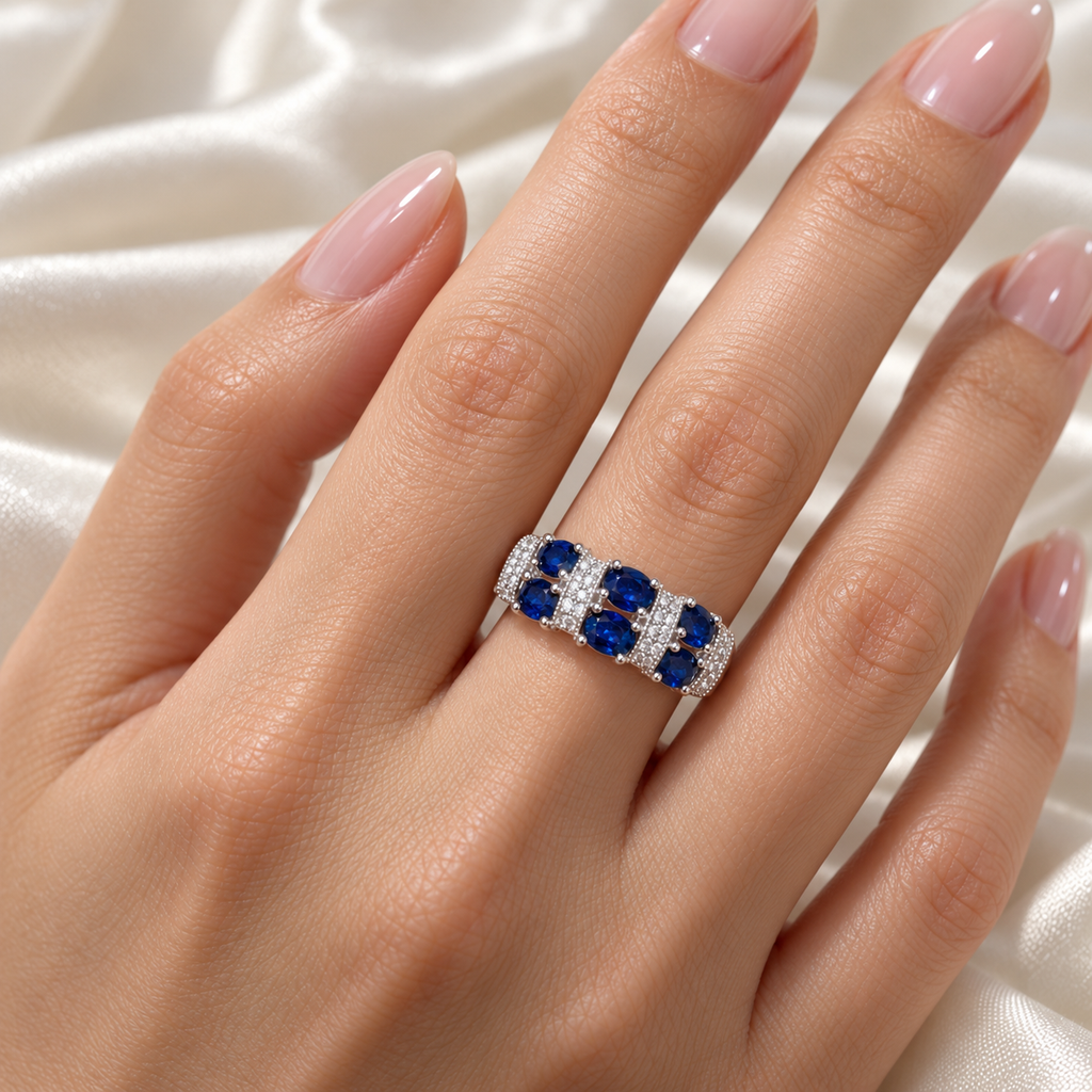 Oval sapphire and diamond band in 14K white gold, on hand view